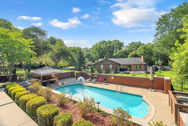 1853 W Bend Drive, Bloomfield Hills, MI 48302