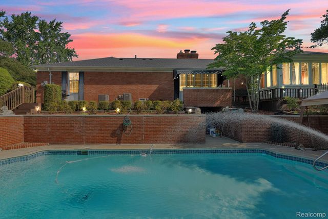 1853 W Bend Drive, Bloomfield Hills, MI 48302