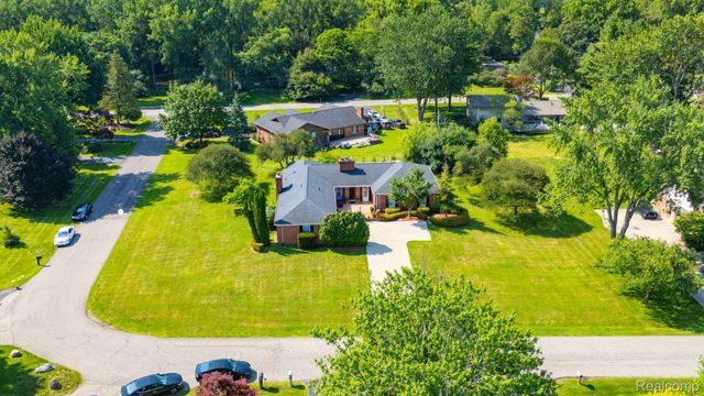 1853 W Bend Drive, Bloomfield Hills, MI 48302