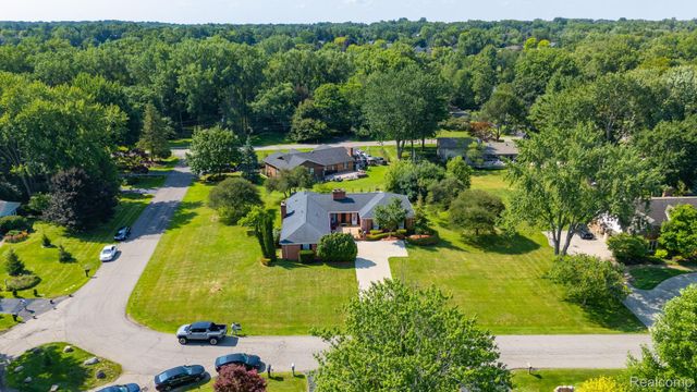 1853 W Bend Drive, Bloomfield Hills, MI 48302