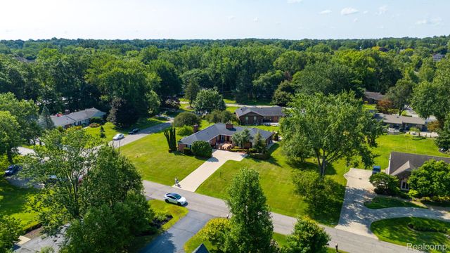 1853 W Bend Drive, Bloomfield Hills, MI 48302