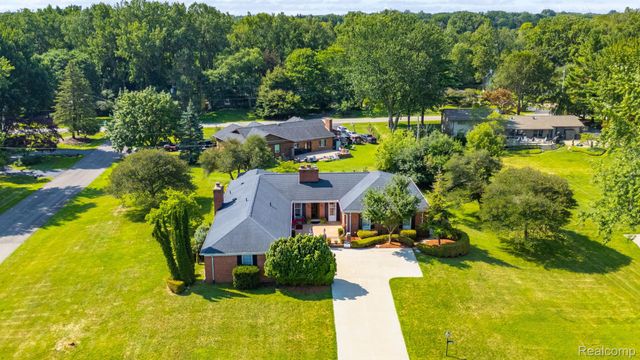 1853 W Bend Drive, Bloomfield Hills, MI 48302