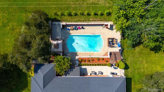 1853 W Bend Drive, Bloomfield Hills, MI 48302