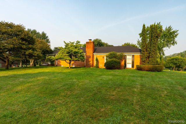 1853 W Bend Drive, Bloomfield Hills, MI 48302