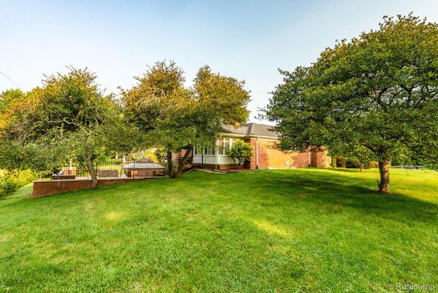 1853 W Bend Drive, Bloomfield Hills, MI 48302