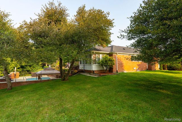 1853 W Bend Drive, Bloomfield Hills, MI 48302