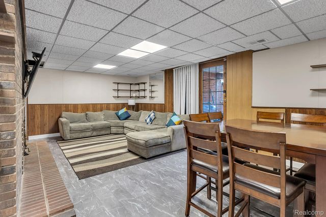 1853 W Bend Drive, Bloomfield Hills, MI 48302