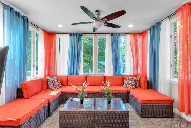 1853 W Bend Drive, Bloomfield Hills, MI 48302