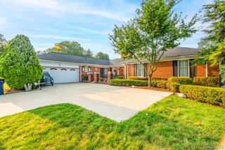 1853 W Bend Drive, Bloomfield Hills, MI 48302