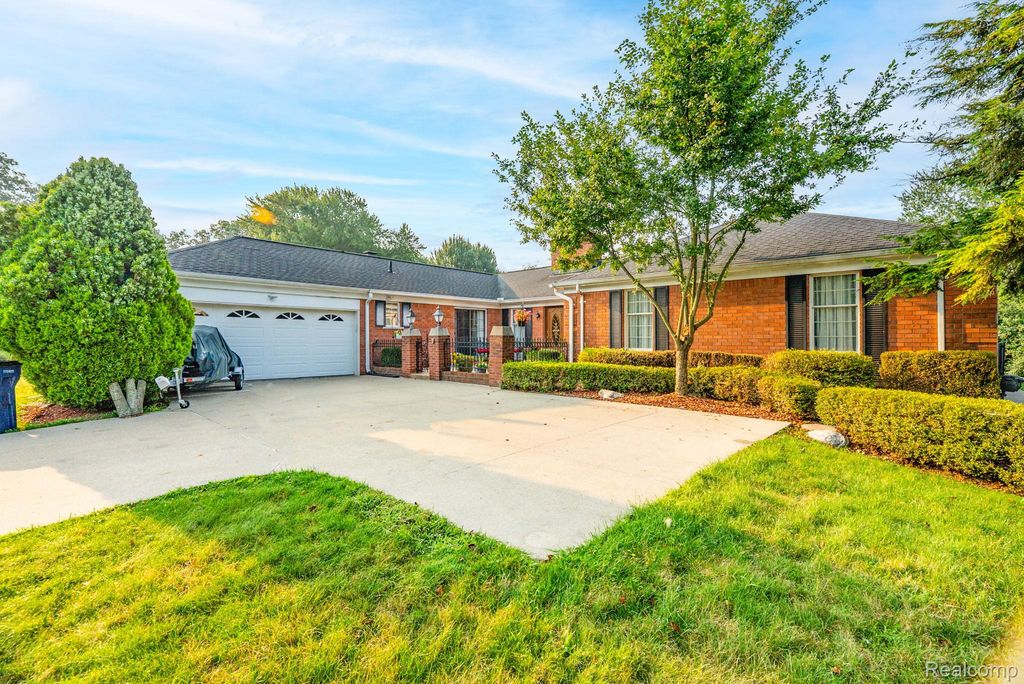 1853 W Bend Drive, Bloomfield Hills, MI 48302