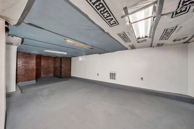 8 Ford St, Haverhill, MA 01832