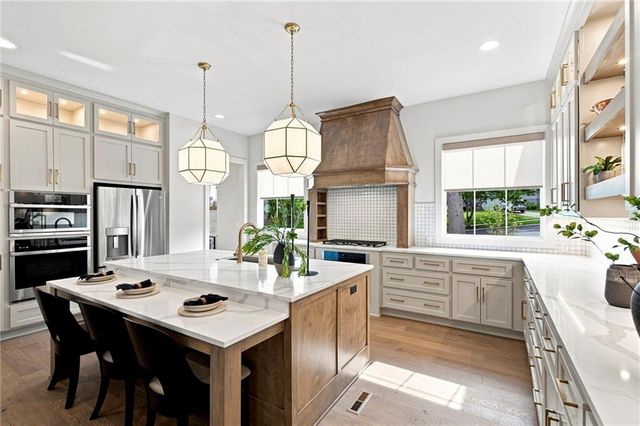 2907 W 72nd Terrace, Prairie Village, KS 66208
