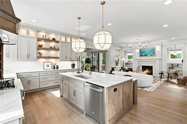 2907 W 72nd Terrace, Prairie Village, KS 66208