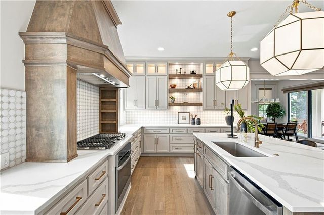 2907 W 72nd Terrace, Prairie Village, KS 66208