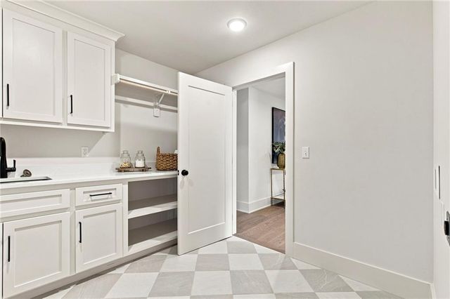 2907 W 72nd Terrace, Prairie Village, KS 66208
