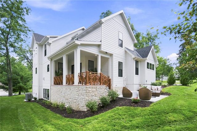 2907 W 72nd Terrace, Prairie Village, KS 66208