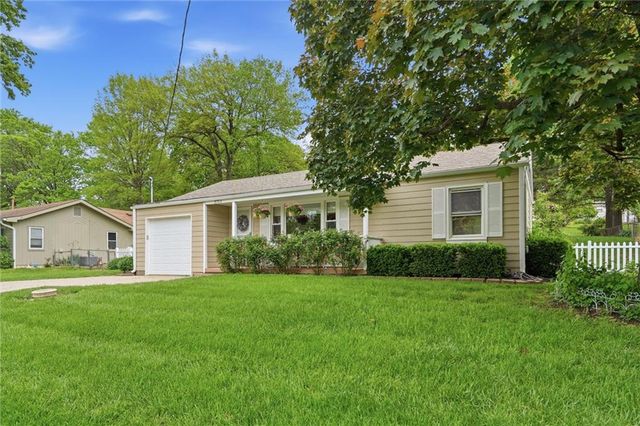 5711 N Amoret Avenue, Kansas City, MO 64151