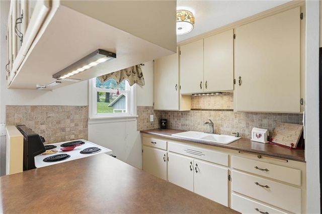 5711 N Amoret Avenue, Kansas City, MO 64151