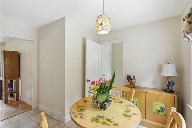 5711 N Amoret Avenue, Kansas City, MO 64151