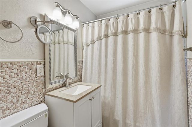 5711 N Amoret Avenue, Kansas City, MO 64151