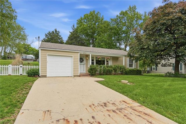 5711 N Amoret Avenue, Kansas City, MO 64151