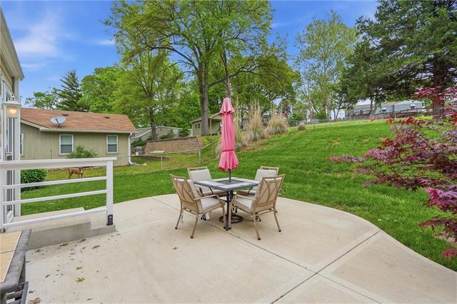 5711 N Amoret Avenue, Kansas City, MO 64151