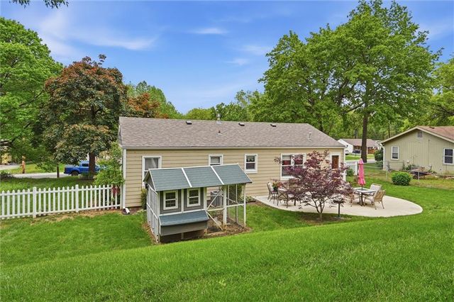 5711 N Amoret Avenue, Kansas City, MO 64151