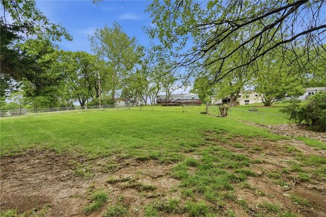 5711 N Amoret Avenue, Kansas City, MO 64151