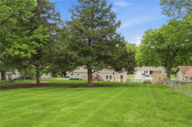 5711 N Amoret Avenue, Kansas City, MO 64151