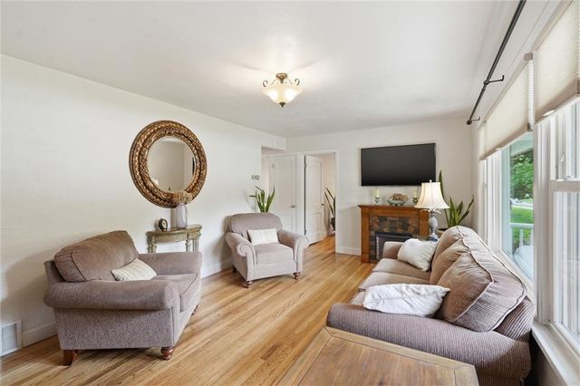 5711 N Amoret Avenue, Kansas City, MO 64151