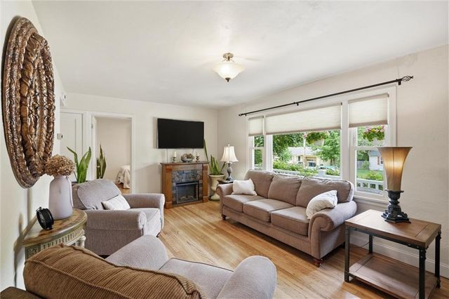 5711 N Amoret Avenue, Kansas City, MO 64151