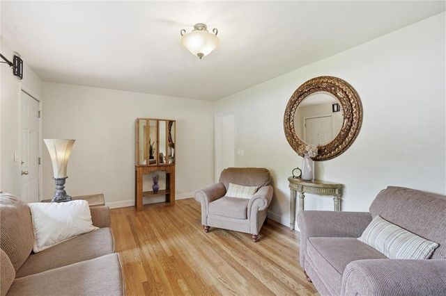 5711 N Amoret Avenue, Kansas City, MO 64151