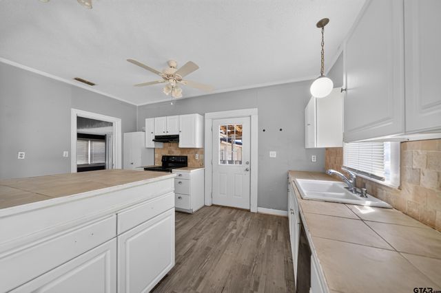 201 N Henry Street, Lindale, TX 75771