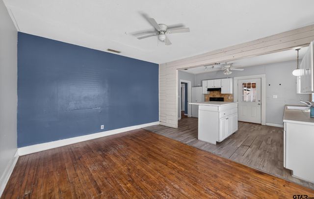 201 N Henry Street, Lindale, TX 75771