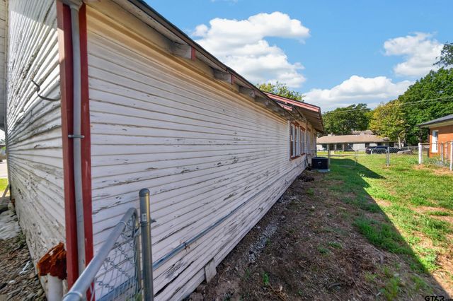 201 N Henry Street, Lindale, TX 75771