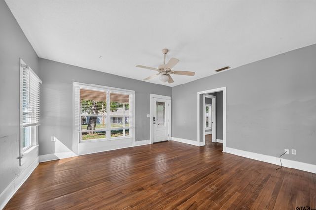 201 N Henry Street, Lindale, TX 75771