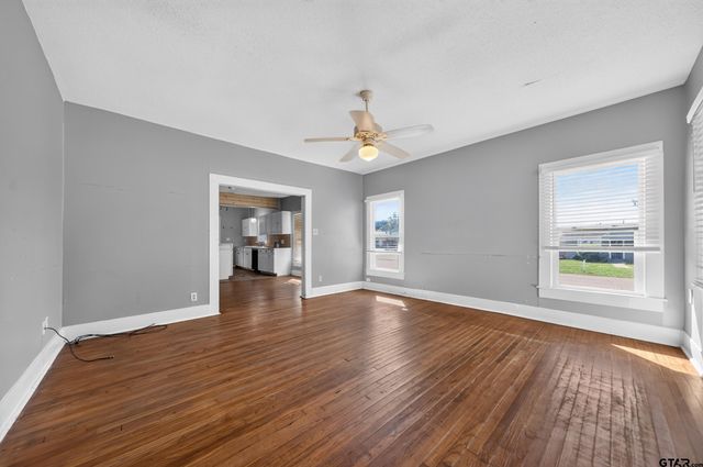 201 N Henry Street, Lindale, TX 75771