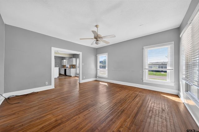 201 N Henry Street, Lindale, TX 75771