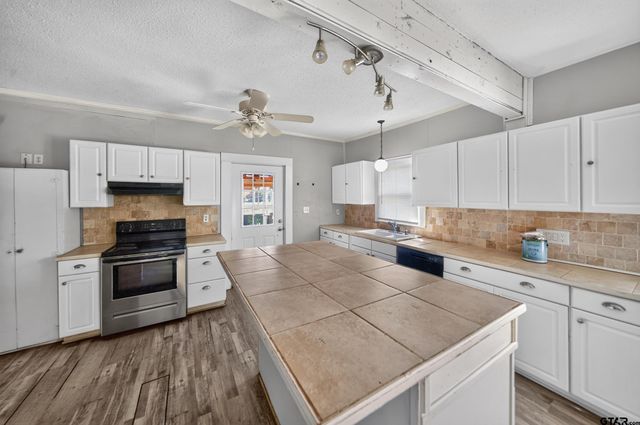 201 N Henry Street, Lindale, TX 75771