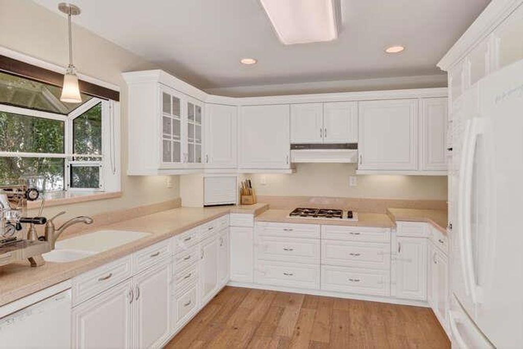 Image 9 of property listing at 3416 Plateau Drive, Belmont, CA 94002