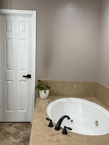 475 Santa Barbara St, Los Banos, CA 93635