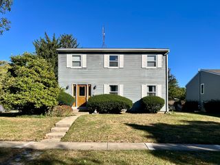 63 Brookshire Green, Bloomington, IL 61704