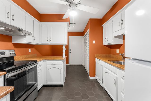12 Royal Lake 8, Braintree, MA 02184