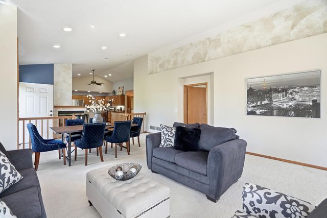 8821 Stonebrooke Court, Woodbury, MN 55125