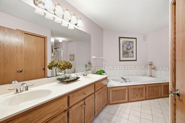 8821 Stonebrooke Court, Woodbury, MN 55125
