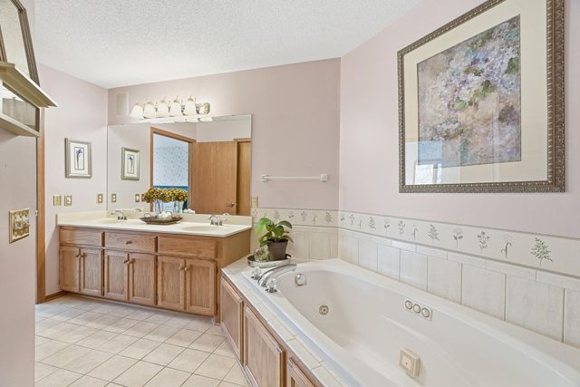 8821 Stonebrooke Court, Woodbury, MN 55125