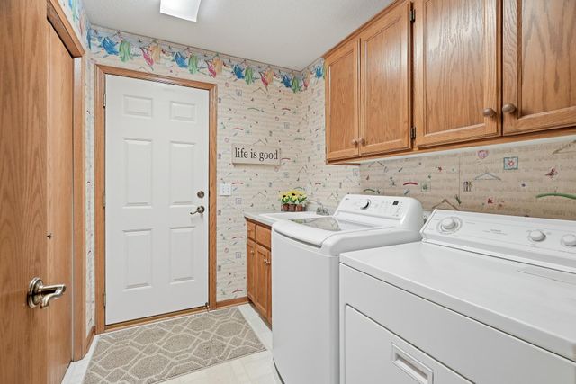 8821 Stonebrooke Court, Woodbury, MN 55125