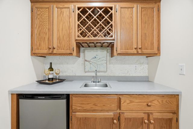 8821 Stonebrooke Court, Woodbury, MN 55125