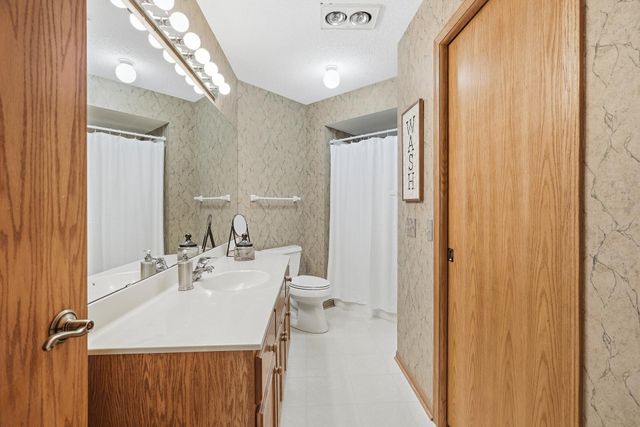 8821 Stonebrooke Court, Woodbury, MN 55125