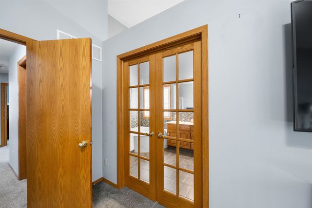 2507 N Cranbrook Ct, Wichita, KS 67226